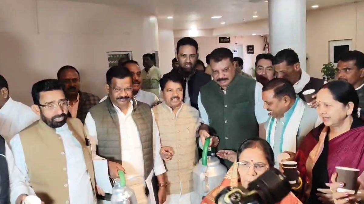 मध्य प्रदेश विधानसभा में कांग्रेस विधायक केतली लेकर पहुंचे